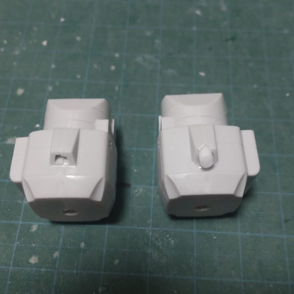 タコザク製作。太もも側面。スラスターのような出っ張りがあるが形が悪すぎるので穴を開け直してプラ棒を突っ込んで埋める。設定画でも穴などない。（2枚目）