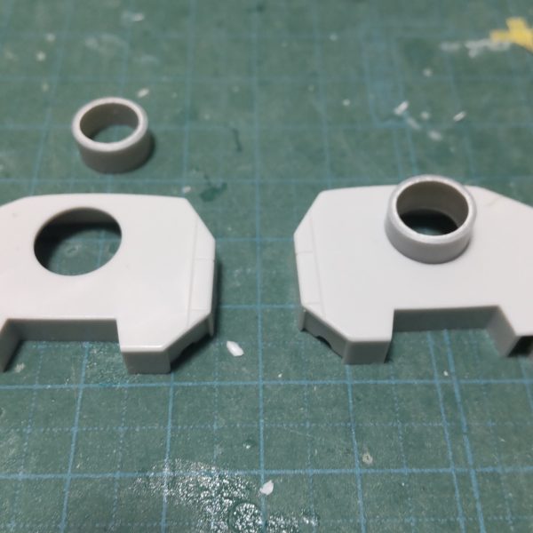 タコザク製作。胸部のバーニアノズルを工夫。10mmパイプがちょうどフィットしたので接着。ある程度スナップフィットできるように。このパイプを基部に腕関節を仕込む。（2枚目）
