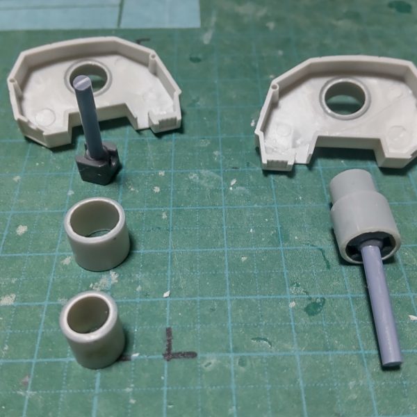 タコザク製作。胸部ノズルと肩関節増設。市販の関節を固定するのに10mmプラパイプを使用。8mmパイプを10mmパイプ内に接着して写真の用に組めるように。（2枚目）