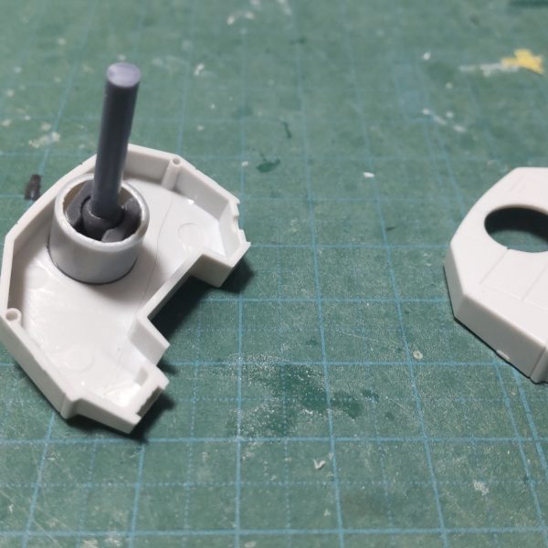 タコザク製作。胸部ノズルと肩関節増設。市販の関節を固定するのに10mmプラパイプを使用。8mmパイプを10mmパイプ内に接着して写真の用に組めるように。（3枚目）