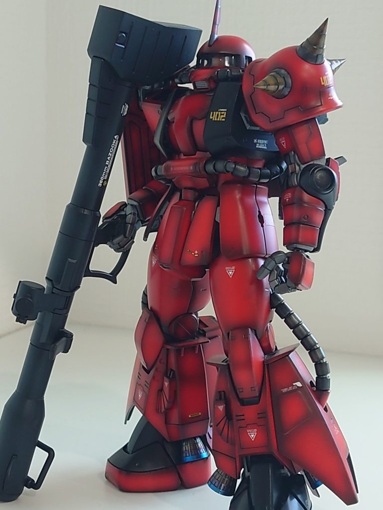 制作したのは3〜4年くらい前だったかと思います。高機動型のジョニザクはガンダムの中でも一二を争う好きな機体で購入したのも発売当時の20年以上前でした。購入したものの好きすぎてずっと作れずにいたモノをガンプラ制作を復活した勢いに身を任せてランナーにニッパーを入れてみました。