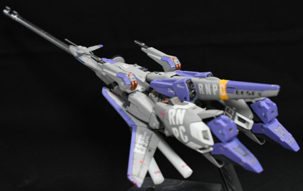 Zガンダムでもそうですが、機首部分は楯でなくセンサーユニットの設定ですが、ウェーブライダー時は問題ないですが、モビルスーツ形状時に腕につけるのは、この形状では?かな。でも恰好いいですけどね。