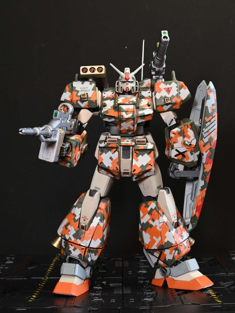 チョバムアーマーに武装つけたら良さそうではとオリジンの初期型キャノンとライフル、肩のミサイルは多分昔のドラグナー武器セットの物だと思います。シールドはマグネット入れて、持ちてが稼働するのでチョバム時もノーマル時も装着可能です。でもマグネットが重くて持ち上げれない不具合が。