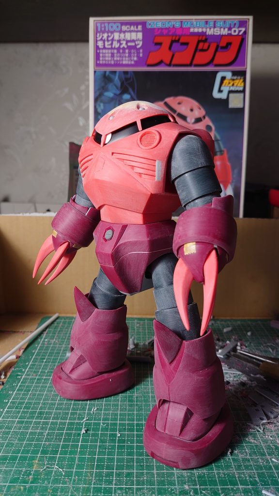 元はシャア専用ズゴックでした。　上半身が少し横長に感じたので両肩の縁をちょっと削っています。削ったら胸部ダクトの枠が狭くなってしまうので、端を２㎜内側に寄せました。それと頭頂部を少し尖らせて面長にしました。お尻も大きく感じたので、パンツを前後の合わせ目で５㎜、下部を６㎜削って小型化させました。それ以外はほぼキットのままです。