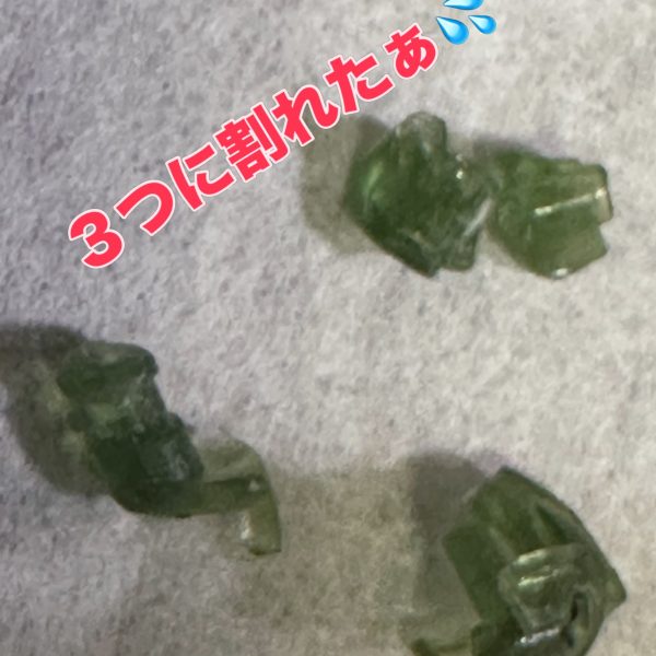 現在フルアーマーガンダムのレアカラーを製作中なんですが‥パーツの色が濃いクリアグリーンなため白くするために白サフだけを使っていたため下地を整えるのにだいぶ厚塗りになってしまいました。顔をこんな感じで塗装したのですが納得できず薄め液に浸して筆でなでて塗装を落とした時の事故です‥🥲後頭部のパーツが３つにくだけてしまい取り返しがつかないです😱（3枚目）