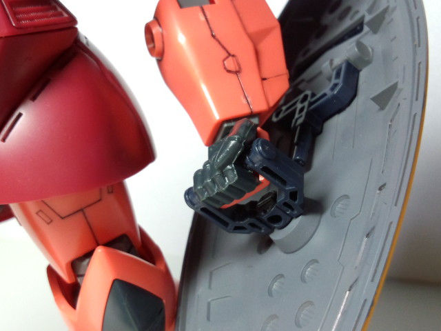 左の穴なし握り手はシールドのグリップにあわせて穴をあけました。これでシールドを持たせることができます。ただし、シールドの重さに各部保持力が負けているので、左に重心をもっていかれます。