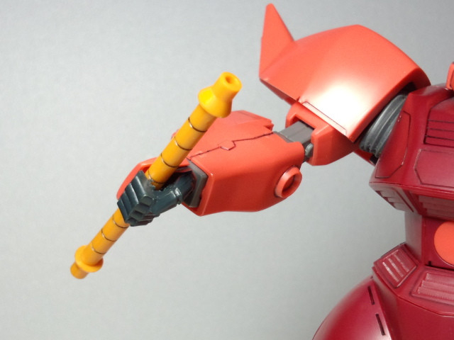 右の穴なし握り手はビームナギナタのグリップに合わせています。シールドのグリップより太いので、ギリギリになりました。シールドと違って軽いため、ビーム刃をつけても快適にポーズがつけれます。なおライフルはどうしようもないため、両面テープで保持しています。