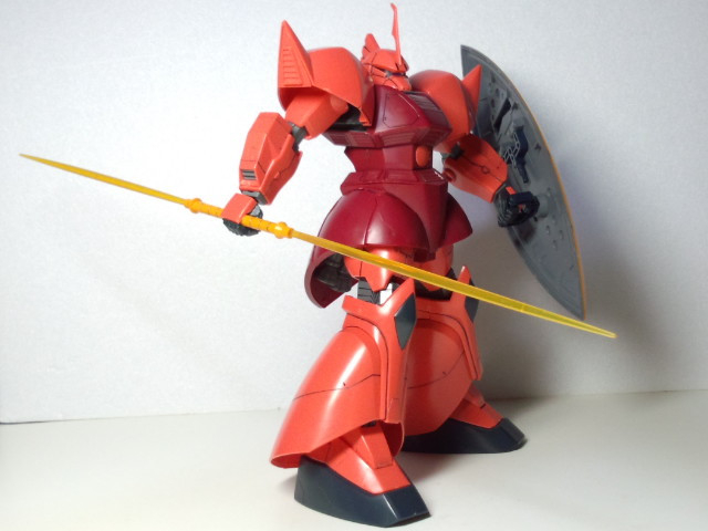 造形”だけ”ならver.2.0よりも格段に上なのですが、関節構造が1/144レベルなので、MGの重量に関節構造が負けているという大きな欠点があります。可動範囲も当時レベルでもちょっと微妙です。スカートアーマーも可動はありません。