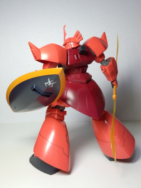 本キットの大きな問題点として、武装を持つことができない、というものがあります。可動指の手首と、穴なし握り手しか付属しないことがその理由です。当時は武器保持用のピンなどもないため、ライフルはぐらぐらしてすっぽ抜けるわ、ナギナタは滑ってしまうわ、シールドは重たい上に丸いグリップであるためどうやっても持たせることすらできません。