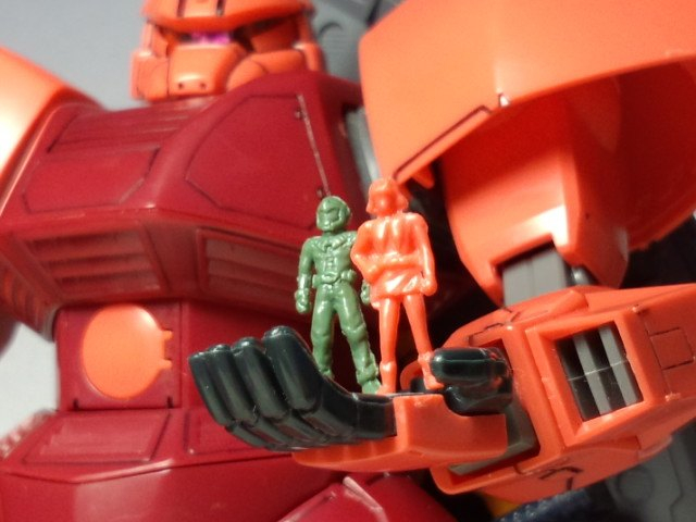 付属の1/100シャア。ver,2.0のジオン兵と並べると、さすがに年月の差を感じる造形。