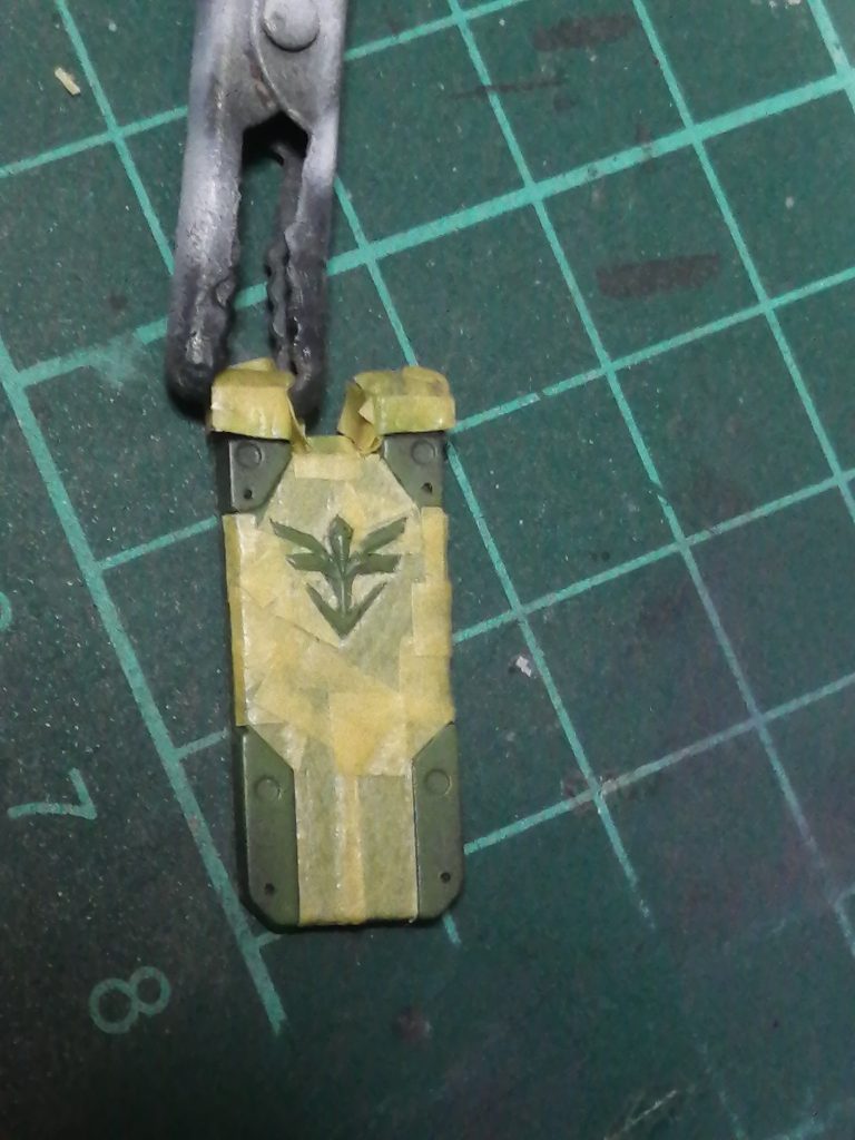 作りやすいキットでしたが、ここの塗り分けだけが大変でした・・・。