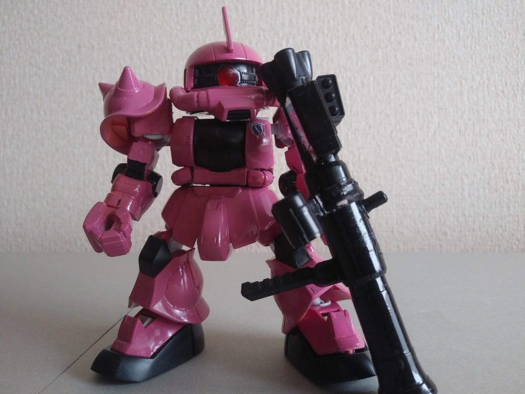 通常のザクⅡと肩アーマーを左右入れ替え、シールドは無しに。バズーカも、逆手になるように、持ち手を変えました。あと、ミサイルポッドもくっ付けました。覚えてるのは、それくらい…(≧▽≦)&nbsp;