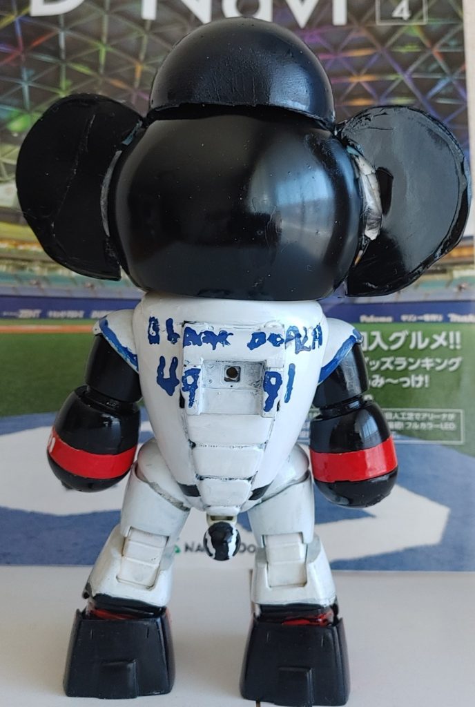 後ろ。