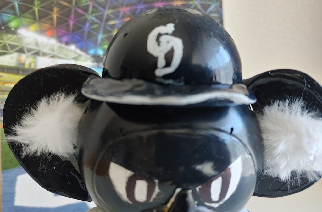 ヘルメット本体は、ガシャポンのカプセル半分。ヘルメットのツバは、エポキシパテ。ヘルメットのロゴや、ユニフォームの球団名などは、手書き…^_^;