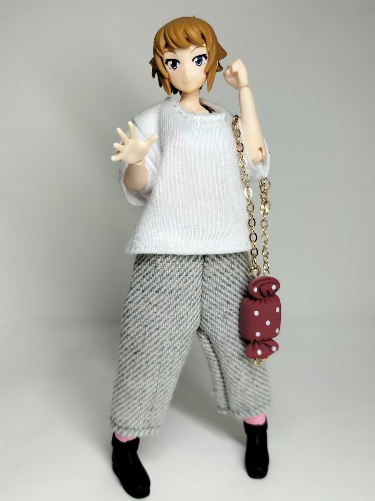 最後は秋のゆるふわコーデで✨️いつもトンデモな服装をさせられてるパイセンのためにドール用の服を着せてみました✨️100均でこんなのあるんですねぇ(zaku-kao10)今となってはアバターふみなもあるし、ちょっと手がかかるキットですがアニメのパイセン好きなら絶対こちらですね！最後までご覧いただきありがとうございました✨️