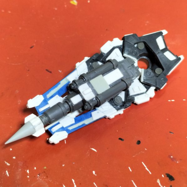 左腕できました。あわせてパイルバンカーシールドも作りました。ちまちま細い作業が続いたので時間ばかり掛かりましたが、まぁまぁいい感じなんじゃないかと思っております。パイルバンカーはキットの盾とガルマザクの余り武器＋プラ板工作の構成です。取り付け位置等もう少し調整して、脚部の工作に移行します。（5枚目）