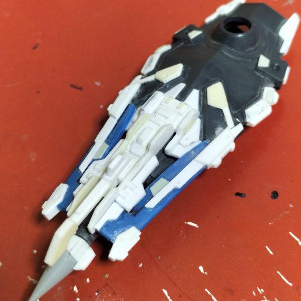 左腕できました。あわせてパイルバンカーシールドも作りました。ちまちま細い作業が続いたので時間ばかり掛かりましたが、まぁまぁいい感じなんじゃないかと思っております。パイルバンカーはキットの盾とガルマザクの余り武器＋プラ板工作の構成です。取り付け位置等もう少し調整して、脚部の工作に移行します。（4枚目）
