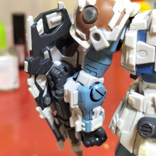 左腕できました。あわせてパイルバンカーシールドも作りました。ちまちま細い作業が続いたので時間ばかり掛かりましたが、まぁまぁいい感じなんじゃないかと思っております。パイルバンカーはキットの盾とガルマザクの余り武器＋プラ板工作の構成です。取り付け位置等もう少し調整して、脚部の工作に移行します。（3枚目）