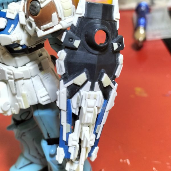 左腕できました。あわせてパイルバンカーシールドも作りました。ちまちま細い作業が続いたので時間ばかり掛かりましたが、まぁまぁいい感じなんじゃないかと思っております。パイルバンカーはキットの盾とガルマザクの余り武器＋プラ板工作の構成です。取り付け位置等もう少し調整して、脚部の工作に移行します。（2枚目）