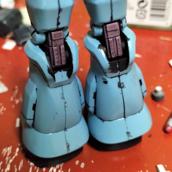 膝関節部の工作や関節カバーの塗装と並行してスピアを作りました。スピアの赤いところはランナー、下部はガルマザクの武器の砲身、上部はなんかの羽根とプラ板工作の構成です。スピアの装着で大分まとまってきました。膝関節の工作も終わったので、次は腿部と股関節の工作に移行します。あっ、無くしたツノが見つかりました（2枚目）