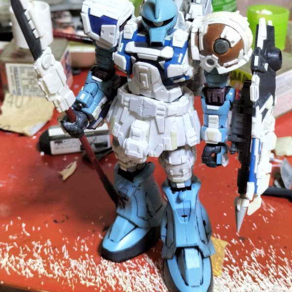 腿部〜股関節の工作終わりました。腿部は蛇腹風なデザインにしたつもり…サフ＆パテできったない(；´Д｀)　写真もピンボケでごめんなさいm(_ _;)m脛から脹脛はイメージ固まらんので、次は先に靴やります😂（3枚目）
