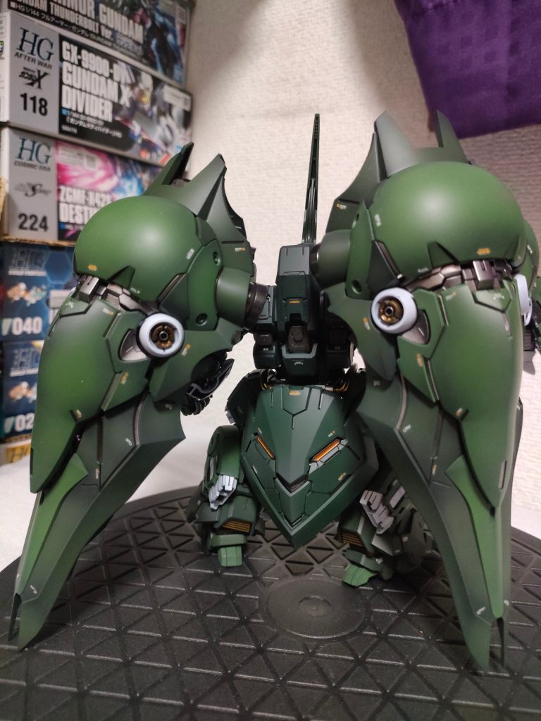 カラーは色々ミックスしたから分かりません。パーツをブラックサフで吹いて各色をグラデーションかけて乗せました。くどくならない程度のグラデーションなんで写真で伝わるかな？