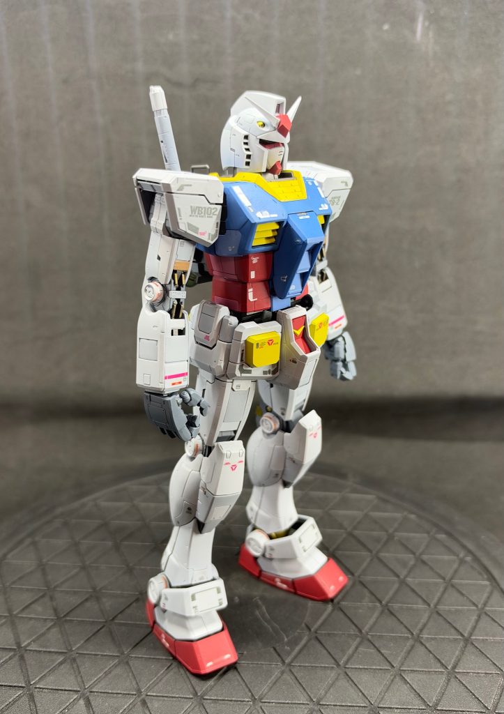 このガンダムシリーズは、基本的に形状はいじらずに丁寧に塗装して仕上げるだけです。