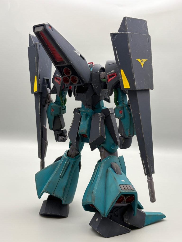 背面。ウェザリングの順番としては、①ウェザリングマスターで陰影をつける②リアルタッチマーカーを2種類塗り重ねて汚れつけ、マーカーの部分に①と同じウェザリングマスターを乗せる③①で使ったウェザリングマスターよりも明るい色でハイライト入れ④エナメル塗料でドライブラシ⑤ウェザリングマスターの暗い色を刷毛で乗せるの順にやりました。&nbsp;