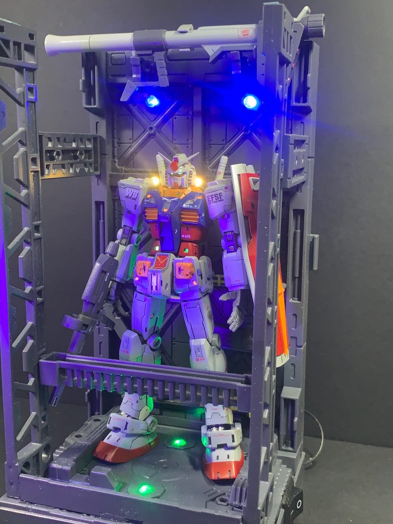 各所にLEDライトを仕込んでいます。このRXー78ー2 ガンダムはMSー06 ザクⅡと共に本当にいっぱい作ってきましたが、何回制作してもやはりいい。(gundam-kao2)