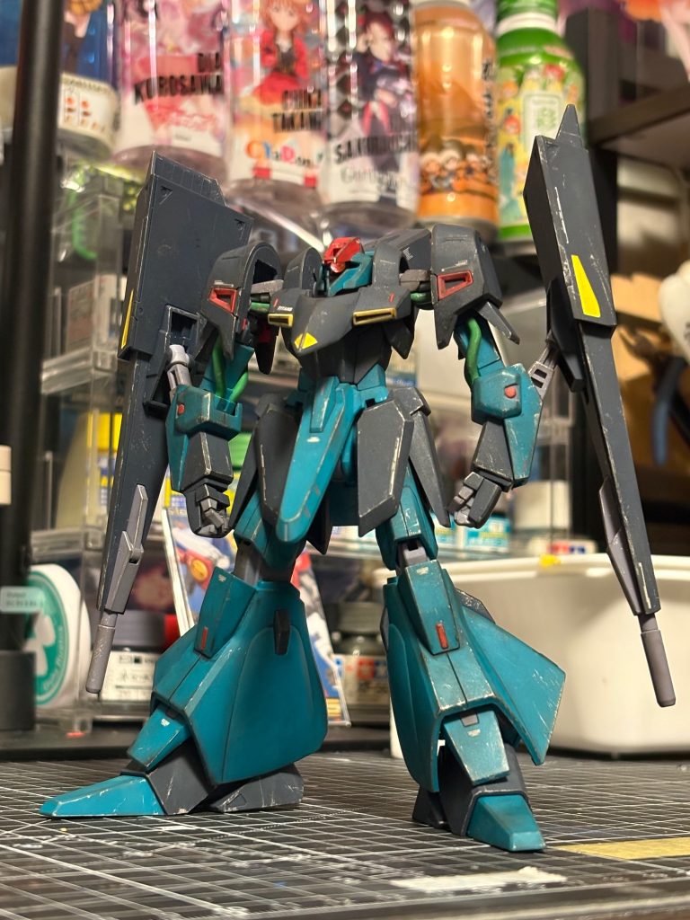 机の上で。モノアイにHアイズ+ミラーフィニッシュをすると簡単にキラキラするのでおすすめです。