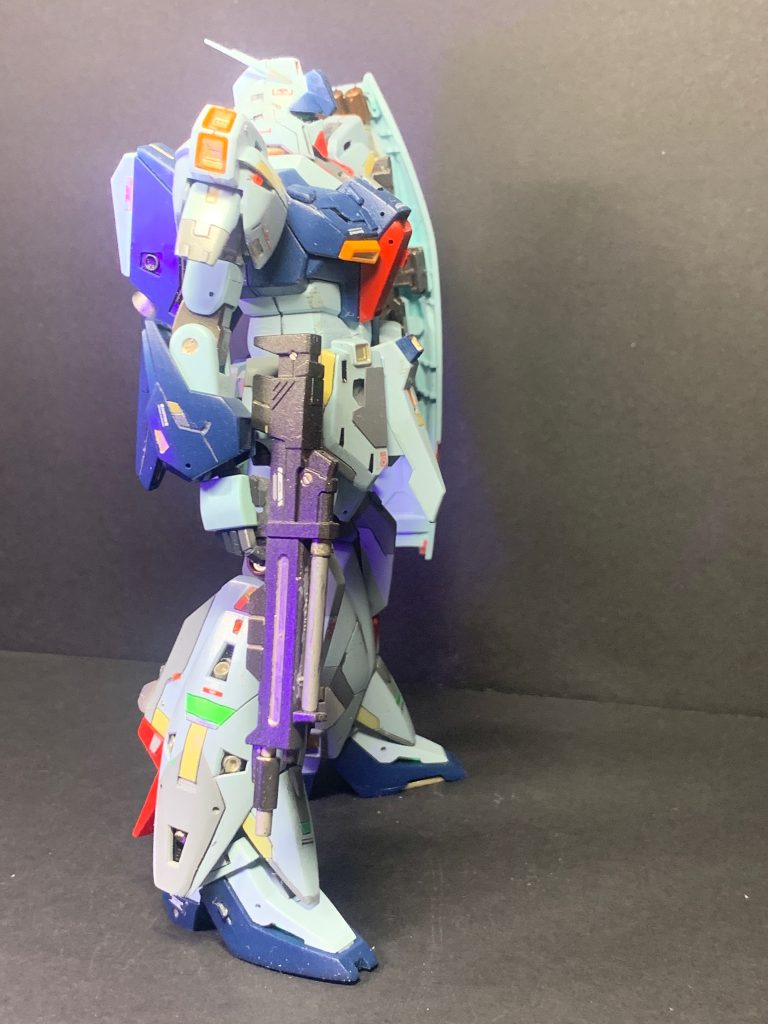 メインカラーが青っぽい白というのがなんともいいですよね。(gundam-kao2)