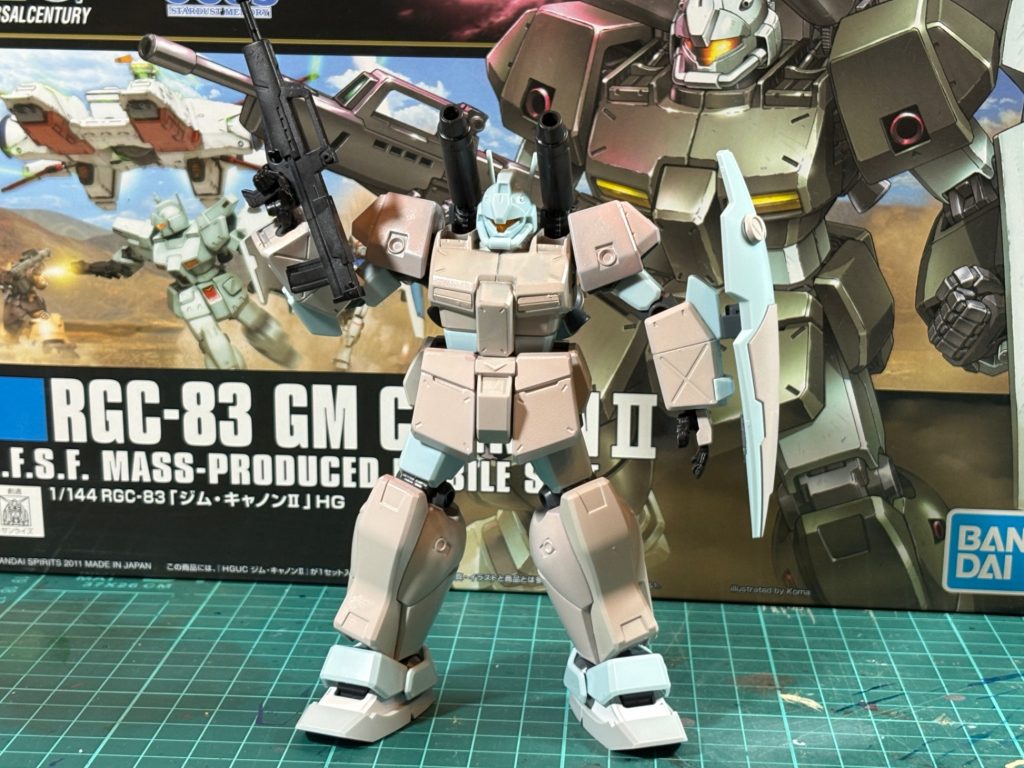 すぐみ（ではない）淡い色にイメチェン。装甲のサフがグレーでベージュをメインに。武器はブラック。