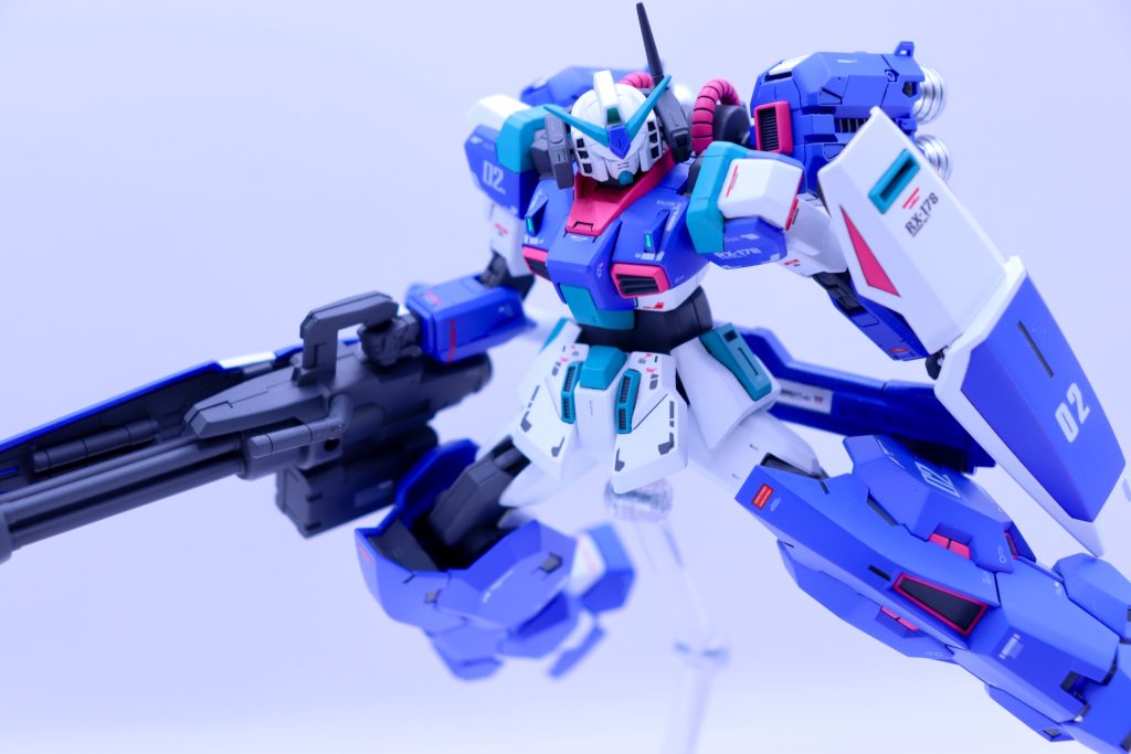 飛行状態本機は、ガンダムMk-IIの空中戦を可能にするために、背部に大型のバーニアとスラスターを装備し従来では変形しなければ航続飛行できなかった問題を解決した。ミノフスキーフライト??知りません!飛ばしたければバーニアとスラスターを増やせばいいんです。推進剤問題は、ビルドファイターズの世界線なので多分大丈夫です!!