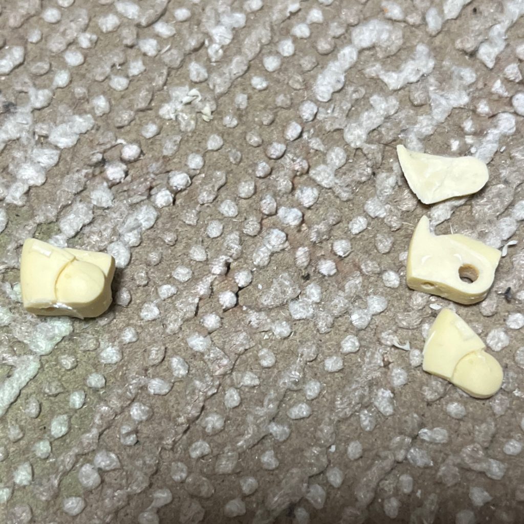 まずは、膝関節からです。&nbsp;キットの状態だと左のような形状になっており、直立しかできないようになっております。ここの間にジョイントパーツを仕込もうと考え、思い切って三枚おろしにしたものが右です。