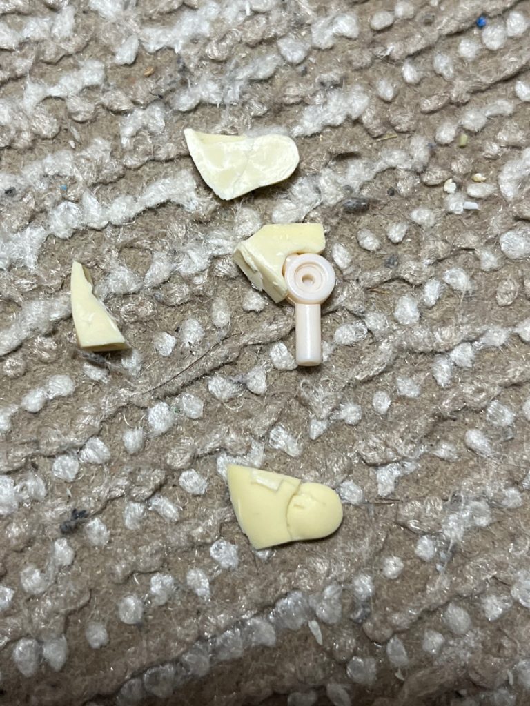 そして、このようにして強引にねじ込みました。当然、先程の状態のままだと動かせないので、画像のように先端だけ1度切断しました。そして、微調整をして、真ん中部分以外をもう一度くっつけたら膝は完成です。