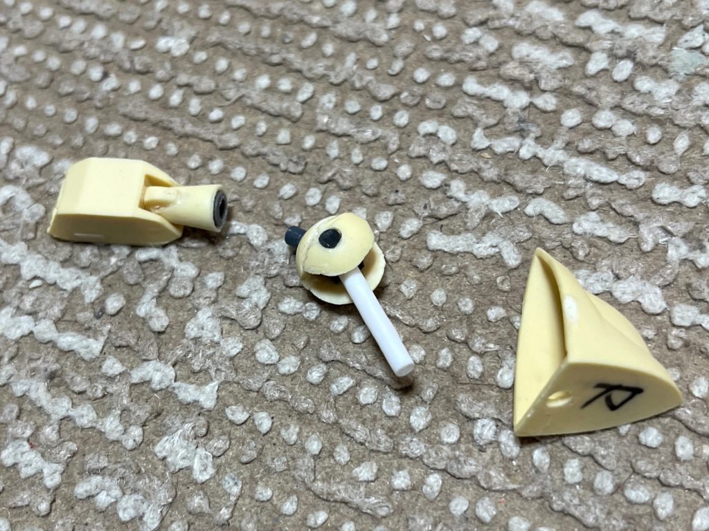 腕と腰周りはこのようにして、ポリキャップを通しています。こちらも、やはり無理やり真っ二つにしたりとかなり強引なやり方です。