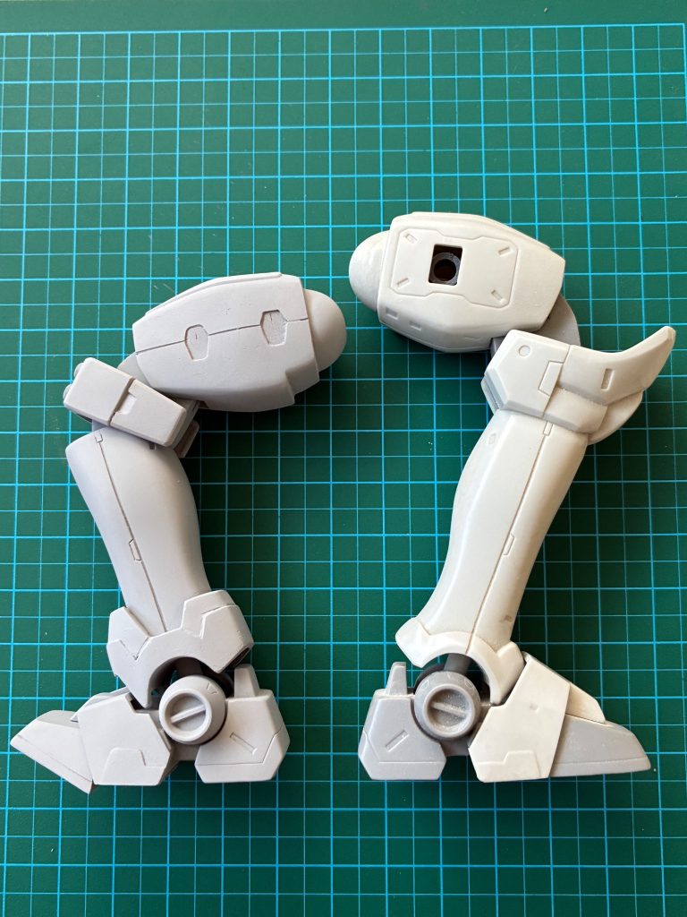 脚部比較、片方だけ爪先に可動部を追加しましたアンクルガードはパテで作りました
