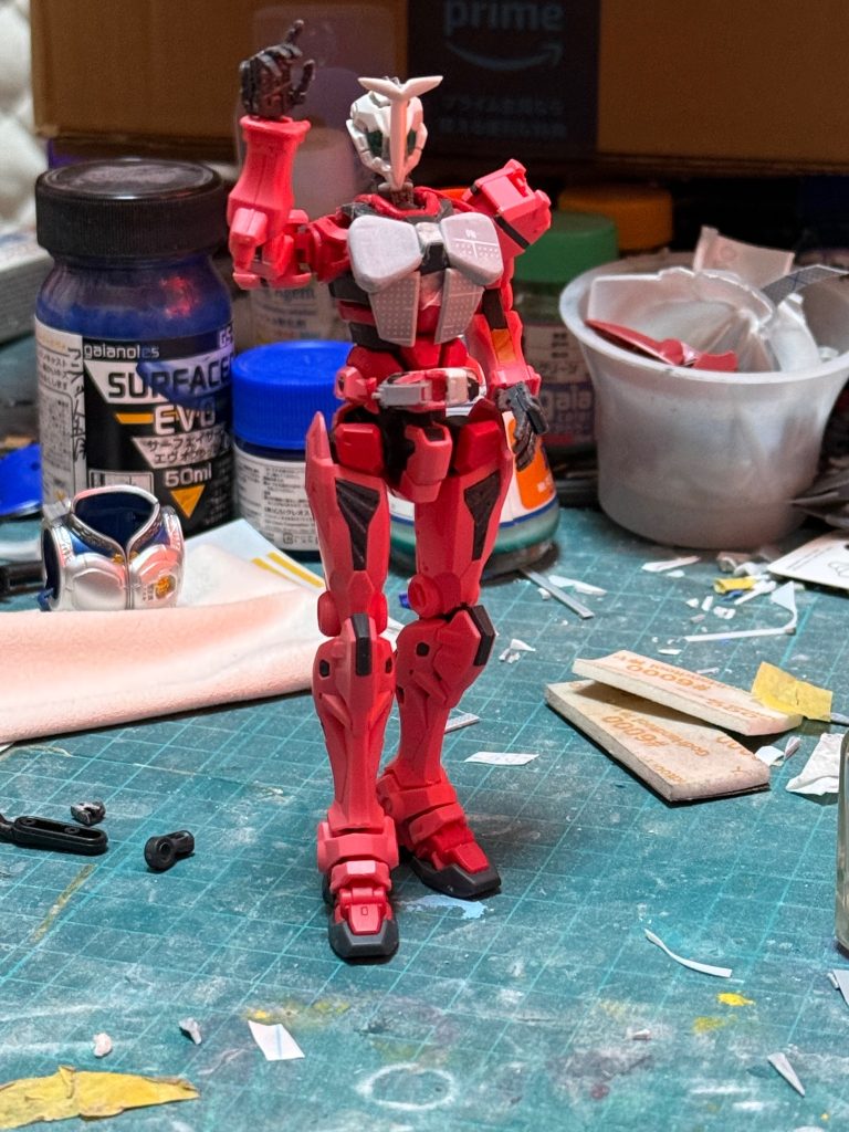 胸と肋骨にプラ板で逞しい装甲を作りました💪棚橋や春日のポーズに見えない様に右手の指の角度も調整しました。