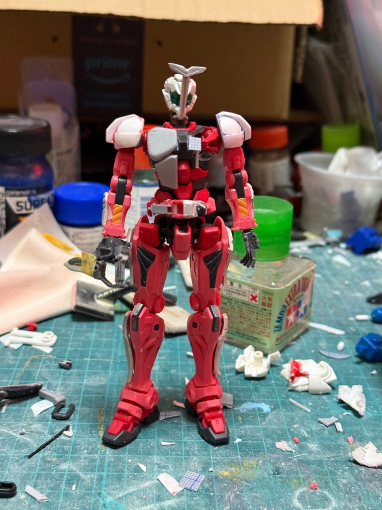 肩を丸っこい物に差し替え。手足の側面にパテで装甲を造形しました。