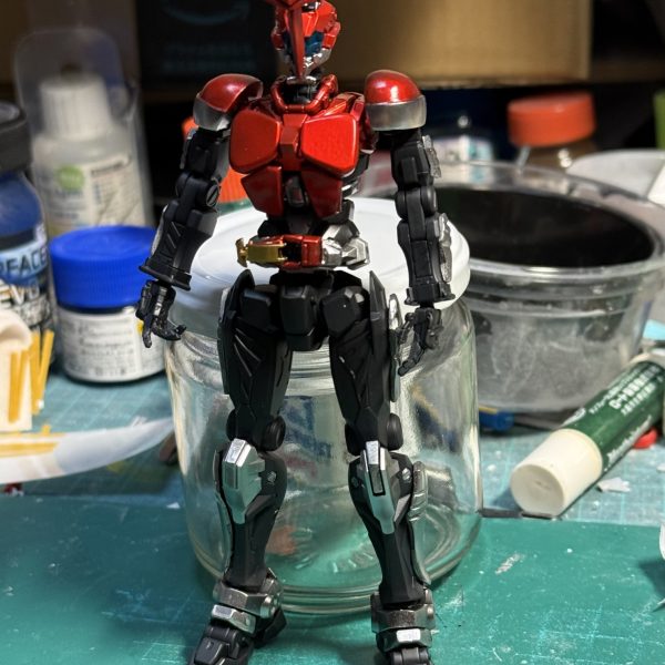 制作中の仮面ライダーカブト風赤いガンダムの進捗状況です！塗装が終わりました。後は細かい修正を施せば完成です。※写真４枚目、ディケイドカブトにもコンパチ出来るようにしました。完成品は来週のニチアサに投稿する予定です(zaku-kao6)（2枚目）