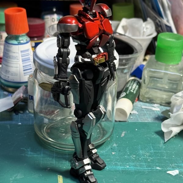 制作中の仮面ライダーカブト風赤いガンダムの進捗状況です！塗装が終わりました。後は細かい修正を施せば完成です。※写真４枚目、ディケイドカブトにもコンパチ出来るようにしました。完成品は来週のニチアサに投稿する予定です(zaku-kao6)（3枚目）