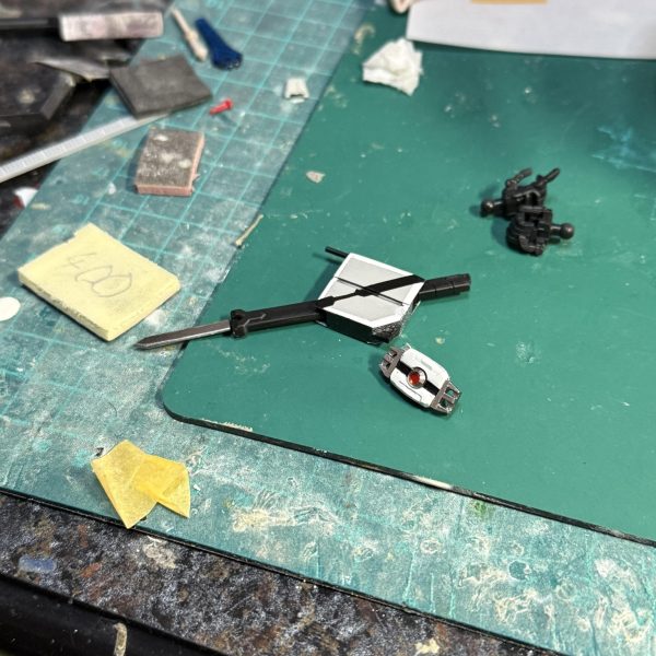 制作中の仮面ライダーカブト風赤いガンダムの進捗状況です！塗装が終わりました。後は細かい修正を施せば完成です。※写真４枚目、ディケイドカブトにもコンパチ出来るようにしました。完成品は来週のニチアサに投稿する予定です(zaku-kao6)（4枚目）