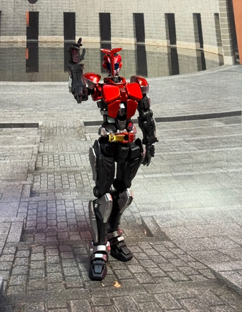 今年誕生20周年を迎えた仮面ライダーカブトをモチーフにHG赤いガンダムを改造しました！