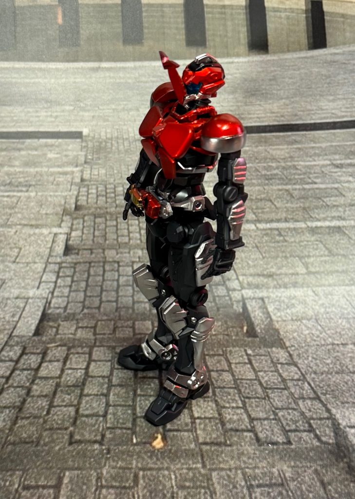 横下半身は側面に装甲を加えた以外ほとんど赤いガンダムからノータッチです。ベースの赤いガンダムは中々ヒーロー的なデザイン（顔除く）をしていて助かりました。