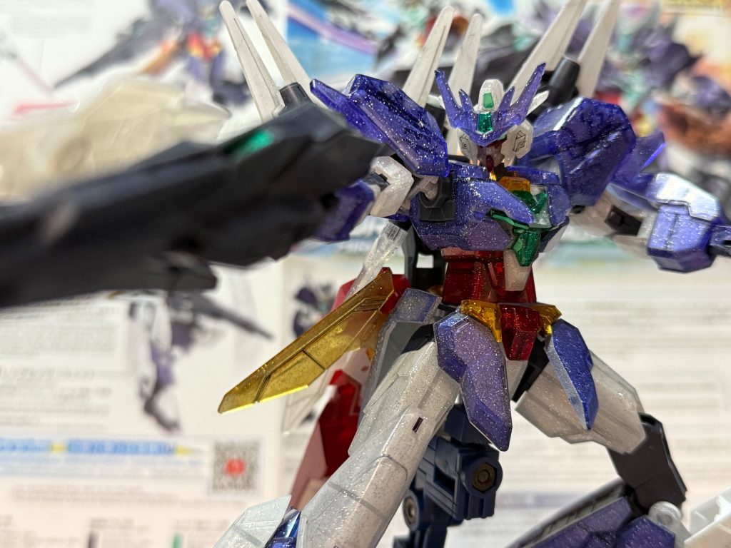 射撃ポーズ!まだ劇中の活躍が見れてないので楽しみです!初め青パーツの塗装はコスモブルーで塗ってみたのですが、色鮮やかになりすぎて一旦落としました。ホワイトだけだと白すぎたり、メッキシルバーにブラックを塗ったら暗くなりすぎたり、表面塗装だとラメが弱くなっちゃったり…なんだかんだニューホワイトを重ね塗ってみていい感じになりました!重ね塗りは同じ塗料でも色々な変化があって面白いですね!クリア裏面塗装だと下地が最後になるのもなかなか面白い!(笑)