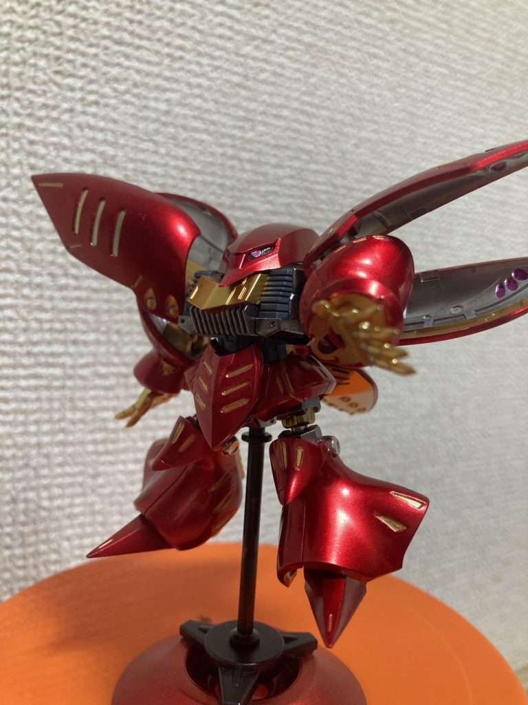 プル機に続いてプルツー機です、やっぱり赤と金はいいっすねえ。プルツー機は筆でラインを塗ってたのですがこちらはマスキングしてやったので大変でした。シールがある所はシールを使ってマスキング代わりに、ない所は切り出して付けたので大変でした。