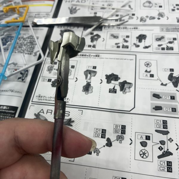 8作目かの初投稿です。(矛盾)タイトル通りHGでライジングフリーダムラディアンスグランジャー(長い)をつくってます 既に他の方が投稿してるのでこっちはどう作っぺな…と考えたらデカールワークを頑張る方針にしましたただ私は手先が有り得ない位不器用なのでミスしまくりました(つらい)公式のガンダムデカールを購入したんですけどシールドブーメランのマーキング、そもそも貼るスペース無くないですか?後半の文字潰しちゃったんで型番だけになってます。頭以外完成したは良いんですがアンテナの黄色い方を無くしたので部品が届くまではデュラハン状態です。(2枚目)