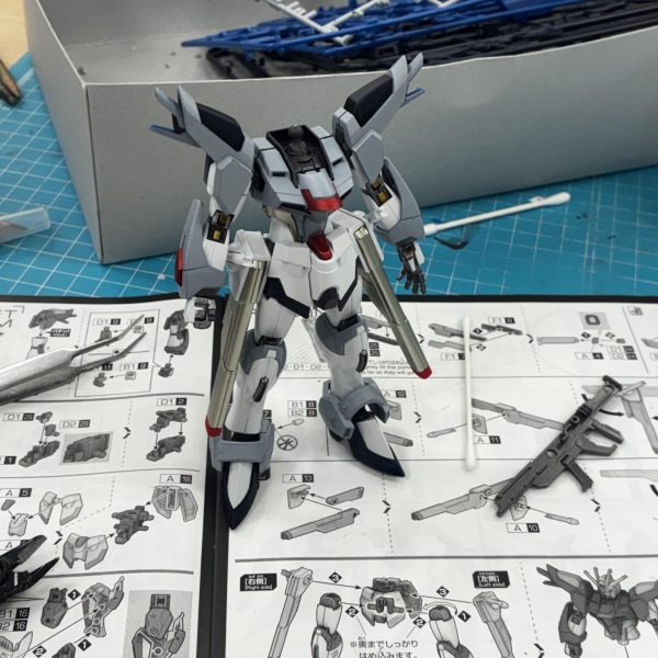 8作目かの初投稿です。(矛盾)タイトル通りHGでライジングフリーダムラディアンスグランジャー(長い)をつくってます 既に他の方が投稿してるのでこっちはどう作っぺな…と考えたらデカールワークを頑張る方針にしましたただ私は手先が有り得ない位不器用なのでミスしまくりました(つらい)公式のガンダムデカールを購入したんですけどシールドブーメランのマーキング、そもそも貼るスペース無くないですか?後半の文字潰しちゃったんで型番だけになってます。頭以外完成したは良いんですがアンテナの黄色い方を無くしたので部品が届くまではデュラハン状態です。(4枚目)
