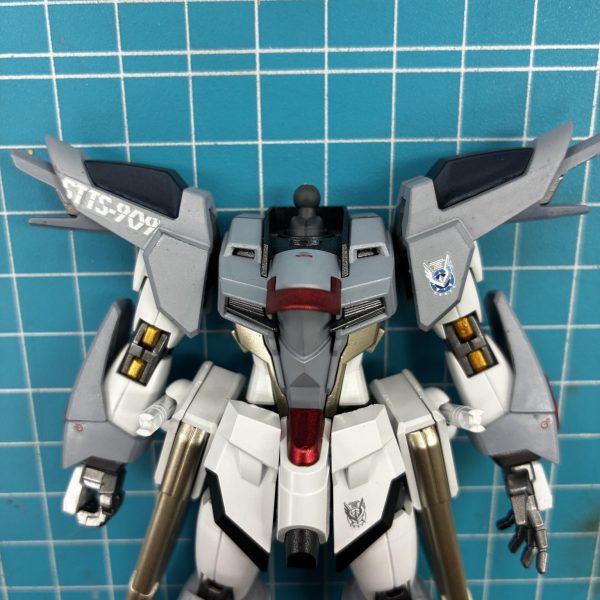 8作目かの初投稿です。(矛盾)タイトル通りHGでライジングフリーダムラディアンスグランジャー(長い)をつくってます 既に他の方が投稿してるのでこっちはどう作っぺな…と考えたらデカールワークを頑張る方針にしましたただ私は手先が有り得ない位不器用なのでミスしまくりました(つらい)公式のガンダムデカールを購入したんですけどシールドブーメランのマーキング、そもそも貼るスペース無くないですか?後半の文字潰しちゃったんで型番だけになってます。頭以外完成したは良いんですがアンテナの黄色い方を無くしたので部品が届くまではデュラハン状態です。(5枚目)