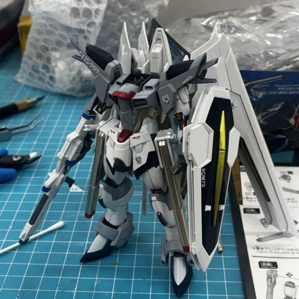 8作目かの初投稿です。(矛盾)タイトル通りHGでライジングフリーダムラディアンスグランジャー(長い)をつくってます 既に他の方が投稿してるのでこっちはどう作っぺな…と考えたらデカールワークを頑張る方針にしましたただ私は手先が有り得ない位不器用なのでミスしまくりました(つらい)公式のガンダムデカールを購入したんですけどシールドブーメランのマーキング、そもそも貼るスペース無くないですか?後半の文字潰しちゃったんで型番だけになってます。頭以外完成したは良いんですがアンテナの黄色い方を無くしたので部品が届くまではデュラハン状態です。(6枚目)